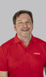 Portrett av mannlig medarbeider fra Priess Norway i blazer og skjorte