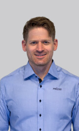 Portrett av mannlig medarbeider fra Priess Norway i blazer og skjorte