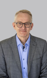 Portrett av mannlig medarbeider fra Priess Norway i blazer og skjorte