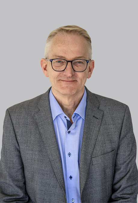 Portrett av mannlig medarbeider fra Priess Norway i blazer og skjorte
